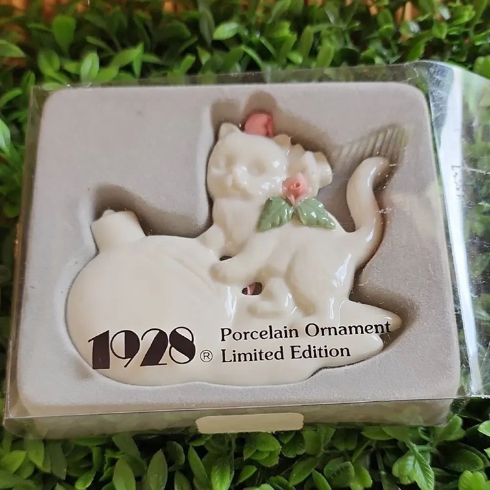 1928 Porcelain Limited Edition Cat Ornament Coquette